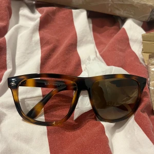 Rayban boyfriend  - Rayban boyfriend helt nya saknar tyvär. Ett glas men går att fixa pris 225