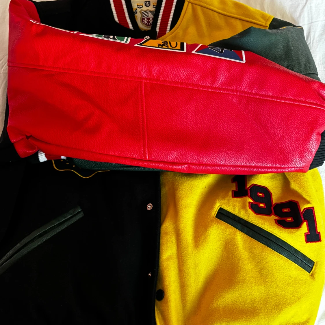 Flerfärgad varsityjacka med broderade patches - 2