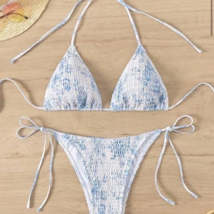 Ljusblå bikini - En ljusblå och vit bikini. Helt ny och aldrig använd 💕säljer då överdelen var för stor. 