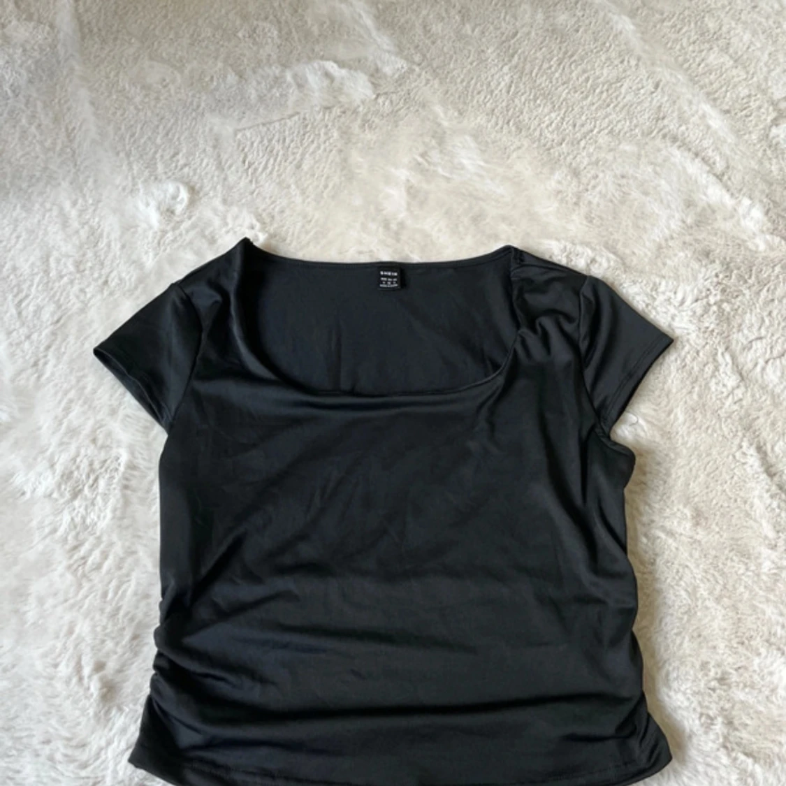 Svart topp med fyrkantig ringning från SHEIN