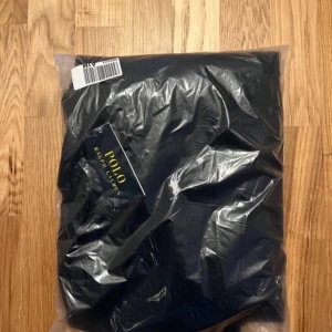 Mörkblå hoodie med dragkedja från Polo Ralph Lauren - (HAR KVITTO) Säljer en oöppnad ralph lauren kofta, gillade inte färgen när jag fick den så säljer den (HAR KVITTO) PRIS KAN DISKUTERAS