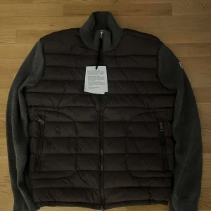 Säljer mina Moncler cardigans - Båda är Helt nya och bara testade men passar inte mig därav priset, STORLEK L MEN PASSAR SOM M
