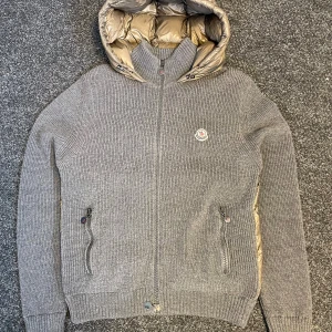 Moncler backpadded cardigan - Tjena, säljer denna dunderfeta moncler backpadded cardiganen i en otroligt sällsynt modell som inte tillverkas längre i mycket fint skick 9,5/10 utan defekter, storlek XL fitts M/L // hör av er vid funderingar🤩🍾