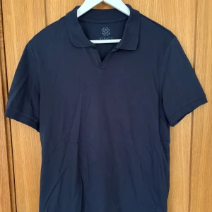 Pikétröja från Buratti - Säljer en mörkblå pikétröja från Buratti. Storlek: M. Perfekt för golf. Hör av dig vid eventuell fråga! 