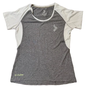 Funktionströja - Helt oanvänd funktionströja. Tryckt logga på bröstet samt ett litet tryck nertill. Perfekt för träning eller aktiva dagar. Passar även S.