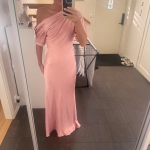 Min bal klänning från by malina - Säljer min balklänning från by Malina. Ny pris 3600