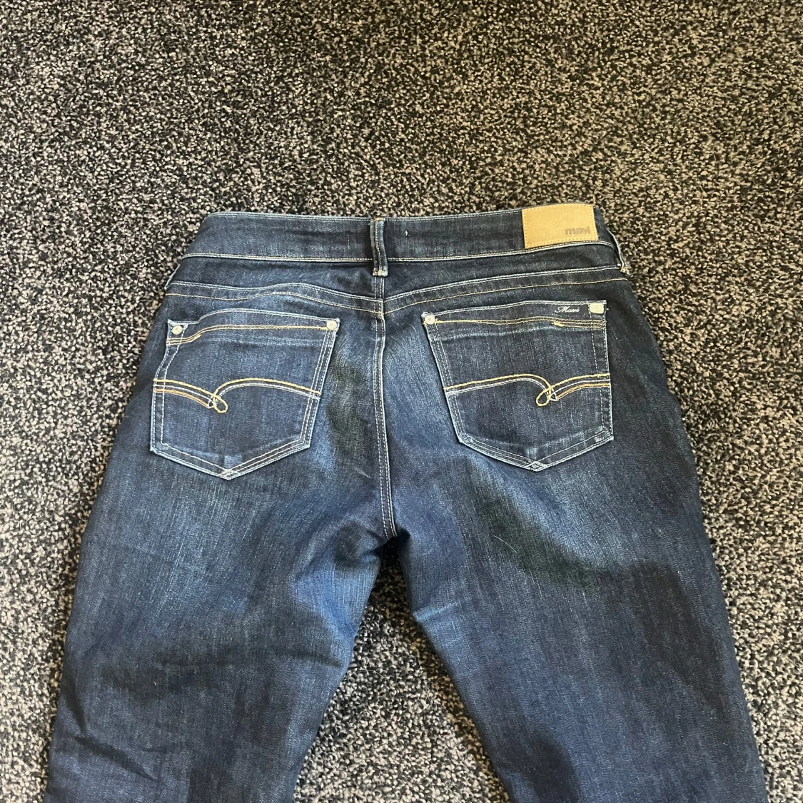 Mörkblå jeans från Mavi - 2