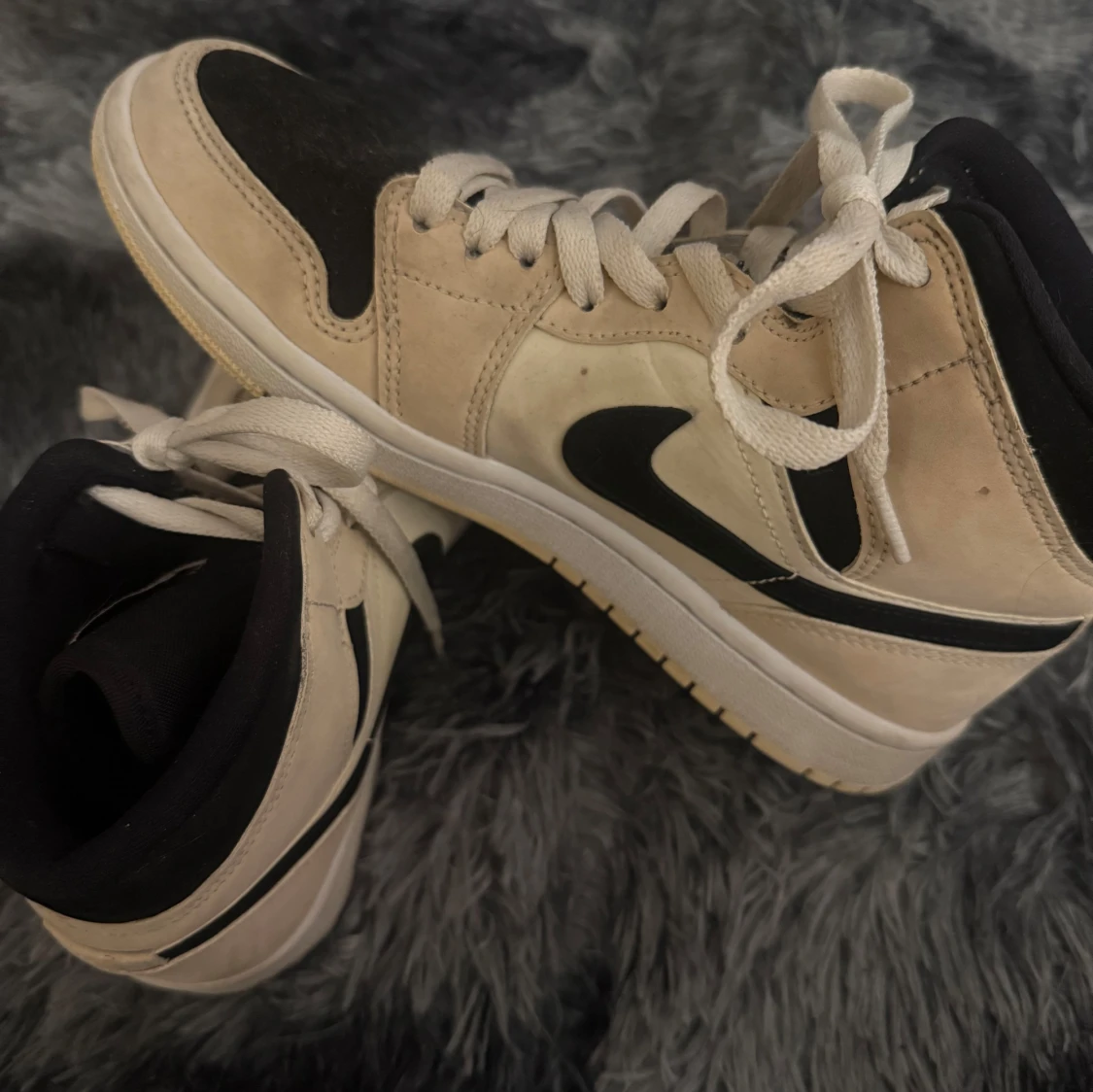 Nike Air Jordans i beige och svart - 2