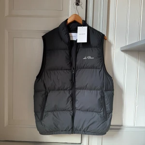 Les Deux Väst (Helt ny) - Les Deux Väst, Helt ny alla tags fortfarande på direkt från butik. Storlek M. En riktig snygg puffer väst för kyligare sommar dagar. Vid frågor och funderingar är det bara höra av sig!🙌