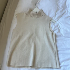 Beige ärmlös polotopp - Polo tröja utan armar, använd fåtal gånger 