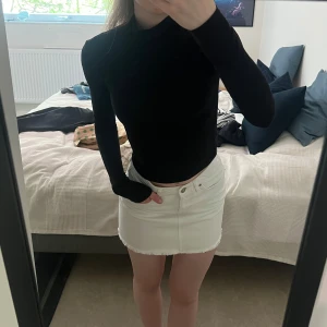 Svart polotröja 🖤 - Svart tunn polotröja från Gina i storlek XS. Så snygg till kjol på sommaren eller till ett par kostymbyxor 😍🫶🏼