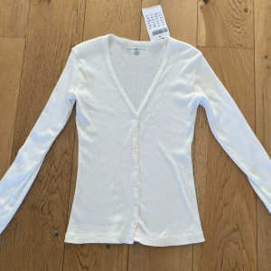 söt vit kofta, Brandy Melville - Säljer en oanvänd o helt ny vit kofta från Brandy Melville 🫶🏻🤍. ord. pris: 264kr