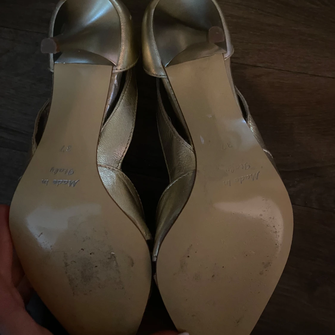 Guldiga pumps med svarta pärlor från Scorett - 3