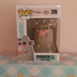 Pusheen with Heart Funko Pop - Samlarfigur av Pusheen the Cat från Funko Pop i originalförpackning. Perfekt för samlare eller som present till någon som älskar katter och Pusheen.