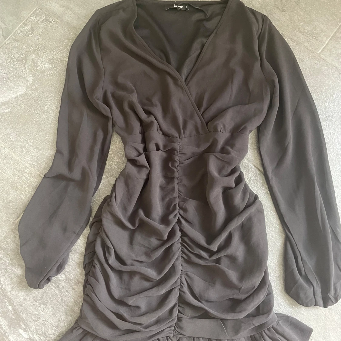 Svart omlottklänning med rynk från Bik Bok