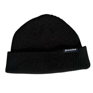 Mössa - Klassisk svart ribbstickad mössa från Dickies med uppvikt kant och diskret logotyp på sidan. Perfekt för kalla dagar och enkel att matcha med olika outfits.
