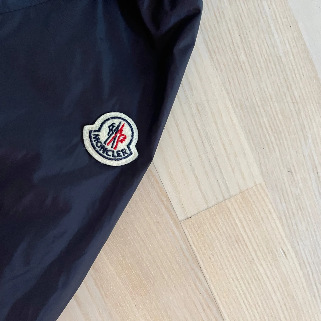 Mörkblå vindjacka med huva från Moncler  - 3