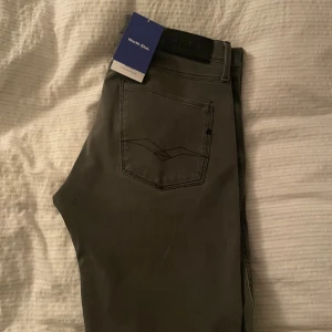 Replay jeans  - Helt nytt skick, använt en gång. Riktigt fräsch grå färg och sitter i slim. Pris kan diskuteras!