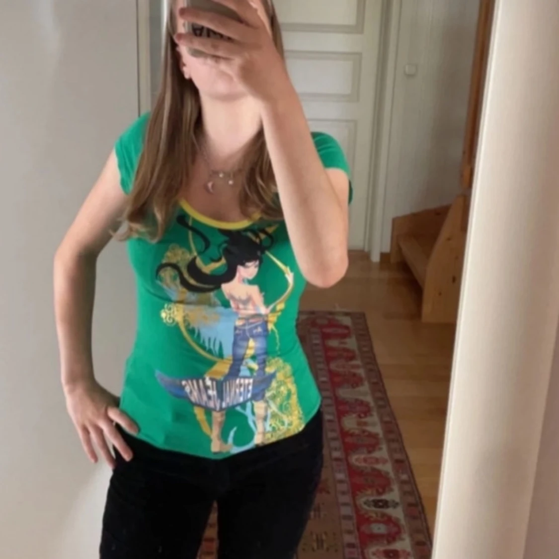 Grön t-shirt med tryck och gul kant