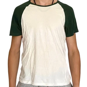 T-shirt - Snygg t-shirt med vit front och rygg samt mörkgröna raglanärmar. Klassisk basebollstil och rund halsringning. Perfekt för en avslappnad look.