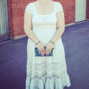 Vit sommarklänning från Urban Outfitters - Vit sommarklänning, funkar bra till skolavslutningen eller student. Väldigt stretchig och ser därför också längre ut på. Endast använd 1 gång. Ordinarie pris 600kr.