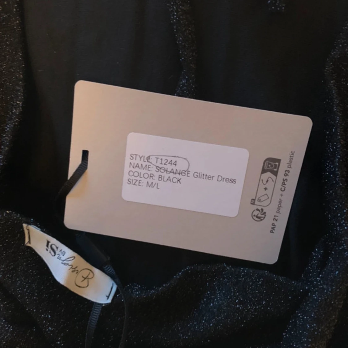 Svart glittrig klänning med öppen rygg och snörning - 3