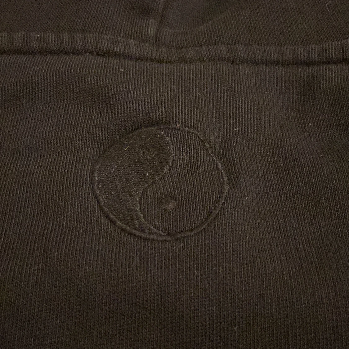 Svart hoodie från Axel Arigato med yin-yang brodyr - 2