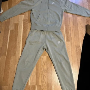 Nike dress  - Säljer en nike dress i färgen mint grön . Jätte fina skick ! Tröja strl xs byxor strl S!  Anv fåtal ggr. 