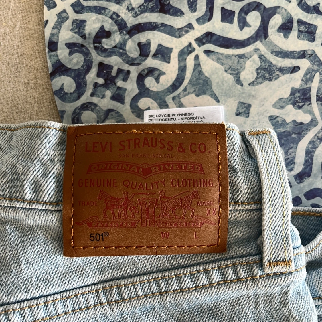 Ljusblå Levi's 501 jeans med råa benslut - 2