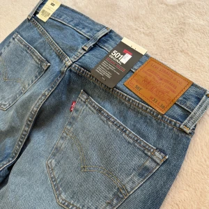 Levi's 501 Original jeans blå - Klassiska Levi's 501 Original jeans, sprillans nya i storlek W33 L30