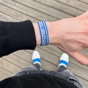 💫Dior armband💫 - Tja! Säljer nu mitt Dior J’adior armband som är sjukt snyggt och jättefin färg. Armbandet har inga defekter alls. Hör av er vid frågor eller funderingar🙌💫