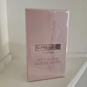 Supreme Lift Filler Q10 Hyaluronic Acid Filler Concentrate Serum - Ord pris 875kr. Supreme Lift Filler Q10 från Bioline är ett serum med hyaluronsyra som ger intensiv återfuktning och fyllighet till huden. Kommer i en ljusrosa förpackning med silverdetaljer. Perfekt för dig som vill boosta huden med extra lyster.