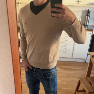 Ralph Lauren - Säljer en riktigt snygg tröja från Ralph Lauren i topp skick. Skriv om du har några frågor eller funderingar!!!