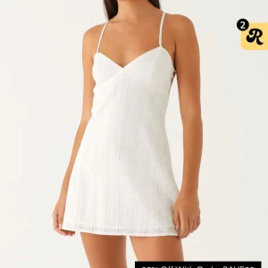 Vit kort klänning med smala axelband - Klänningen är aldrig använd utan endast testad🩷Storlek 38 men passar bra på mig som brukar ha 36🧡