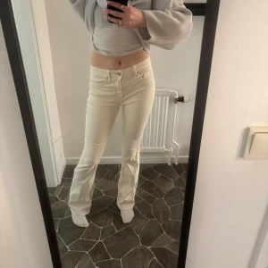 Vita bootcut jeans - Snygga krämvita jeans med bootcut-passform och normal midja. Jag är 1,70 och dom är bra i längden för mig storlek M men sitter som en S. Används ca 4 ggr 