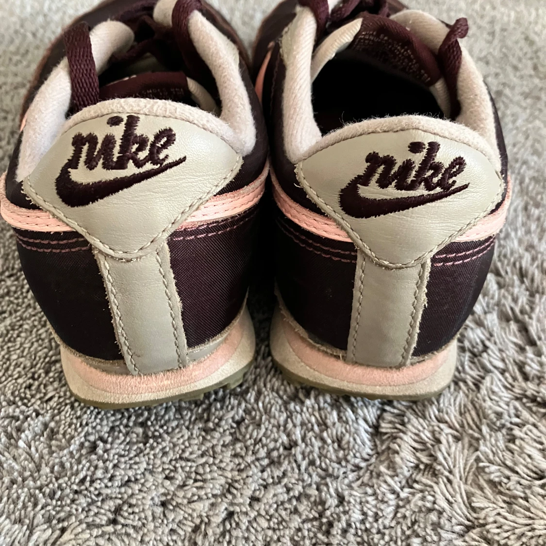 Mörklila Nike sneakers med rosa swoosh - 2