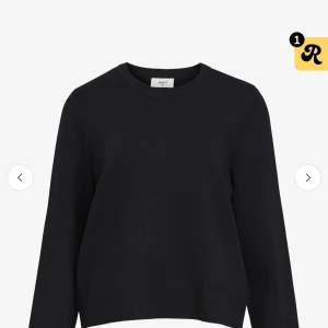 Svart stickad tröja från Hollys - En klassisk svart stickad tröja från Hollys                    Använder inte ofta så säljer köpt för 379kr säljer för 150+frakt pris kan diskuteras vid snabba köp