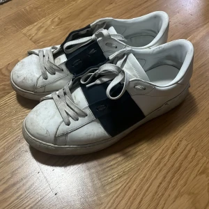 Valentino Opens  - Säljer mina välanvända valentino opens. Inte trasiga men mycket använda, därav priset! 