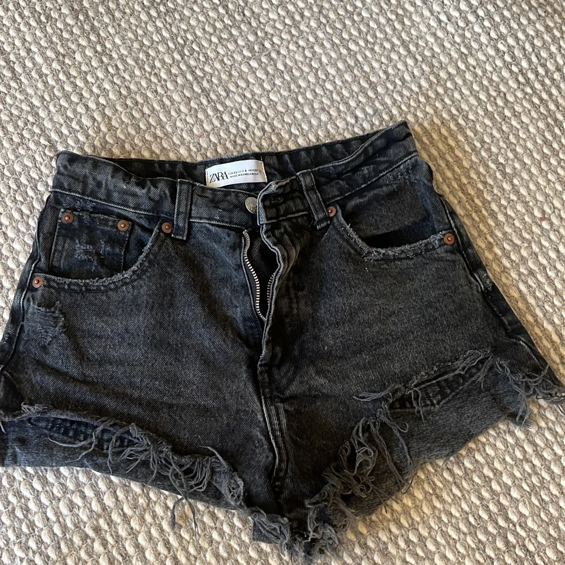 Svarta jeansshorts med fransar från Zara