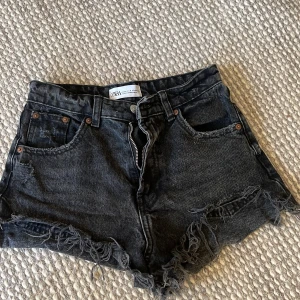 Svarta jeansshorts med fransar från Zara - Säljer nu dessa fina shorts från Zara då dom tyvärr blivit för små! 