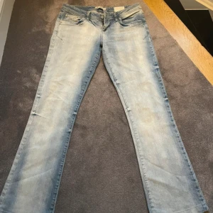 Ljusblå lågmidjade jeansbyxor från LTB  - Säljer ett par ljusblå jeansbyxor från LTB JNS med klassisk femficksdesign och bootcut modell Jeansen har en lätt tvättad look och normal passform, perfekta till många olika stilar. 