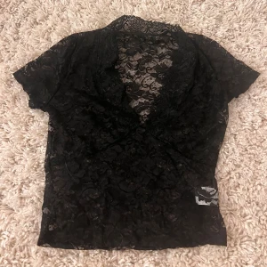 Svart spetsblus - Svart stepstopp aldrig använd. Storlek M men mer som en S, säljer vidare då den ej passade mig!