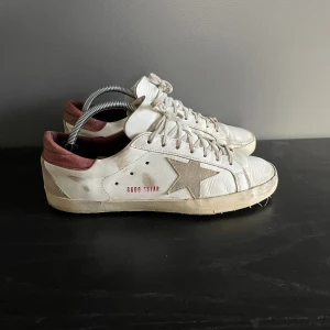 Golden goose - Säljer nu mina riktigt feta golden goose🪿 de är välanvända, defekter förekommer o sulan har blivit reparerad men fortfarande extremt snygga✨ storlek 42 passar 41-42🤙 är beredd att sälja för mindre så lägg gärna prisförslag(:  Skriv vid frågor eller funderingar 