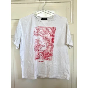 Snygg T-shirt från Bershka - Vit t-shirt från Bershka med tryck av djungel och tigrar. ✨