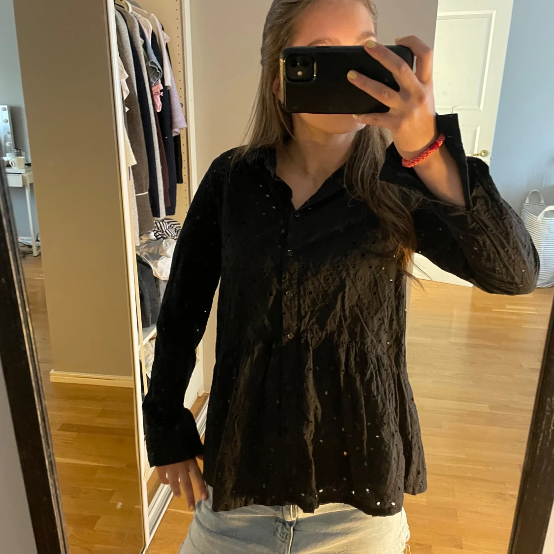 Svart blus med prickigt mönster - 1