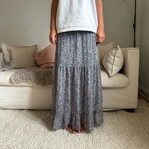 Lång kjol - Säljer denna sååå fina lång kjol🎀🎀