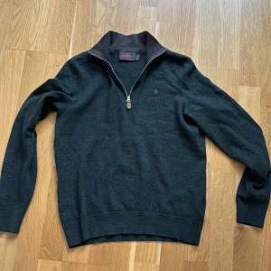 Mörkgrön halvzip-tröja från Morris - Säljer en mörkgrön stickad tröja från Morris med halv dragkedja. Tröjan är storlek XS då den har krympt i tvätten. Annars finns det inga defekter på tröjan. Skriv gärna om du är intresserad eller vill ha flera bilder 
