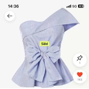 SÖKER!! Blåvit randig one shoulder topp med rosett - Superfin blåvit randig topp med one shoulder-design och stor rosett framtill. Toppen har en figurnära passform och volang nertill, perfekt för att sticka ut lite extra.