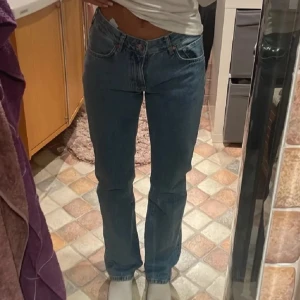 Lågmidjade jeans  - Lågmidjade jeans från Bikbok, ”low straight” modellen. Storlek W26/L32, vilket motsvarar XS/S