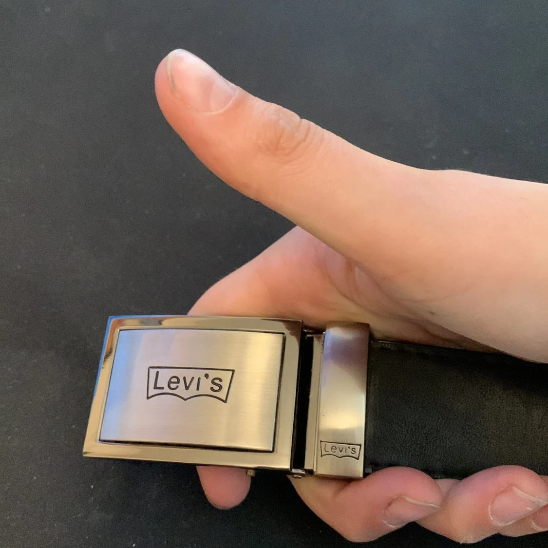 Svart skärp från Levi's med metallspänne - 1